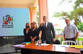 El Intendente de Villarrica, Magín Benítez (PLRA) junto sus asesores durante la presentación de los resultados del corte administrativo.