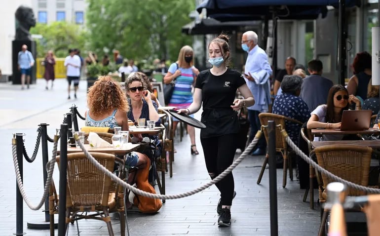 Clientes en un restaurante exterior en Londres, Reino Unido, 15 de junio de 2021.