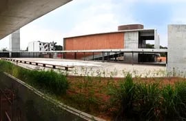 Vista panorámica del patio y el auditorio del Sitio de Memoria y Centro Cultural 1A-Ycuá Bolaños.