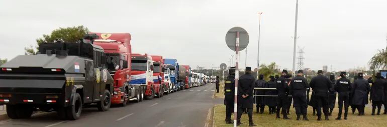 La cuestionada manifestación de los camioneros, que crea un caos en Asunción e interior del país, continuará hasta que se apruebe la ley, señalaron dirigentes del gremio. Desde el interior reportan prepotencia y cortes de ruta pero los fleteros dicen que no es verdad.