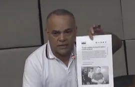 El diputado Basilio "Bachi" Núñez exhibió a medias una publicación intentando confundir.