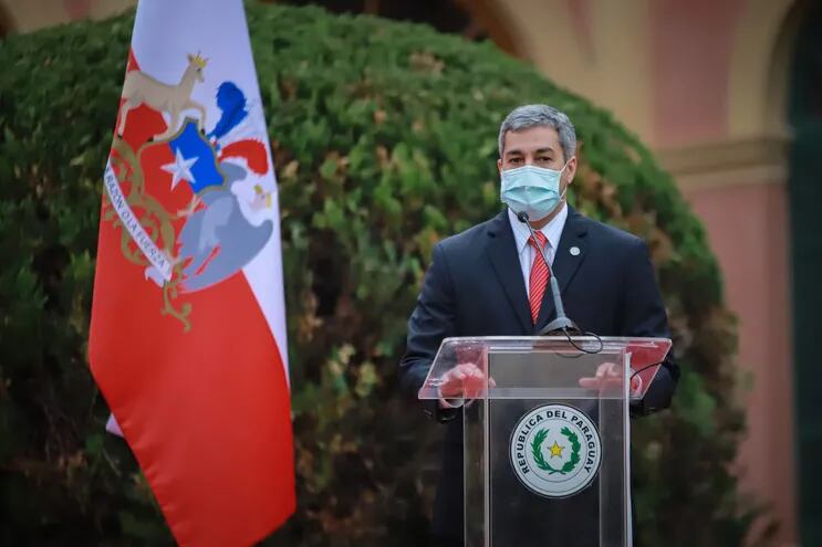 Pdte. Mario Abdo durante los discursos en los jardines del Palacio de Gobierno. (Gentileza)
