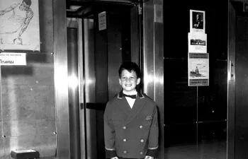 Leonardo Varon, el pequeño ascensorista del Hotel Guaraní en 1968.