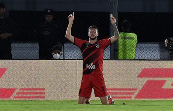 Rômulo celebra tras convertir el gol  del empate de Atlético Paranaense ante Libertad. El tanto del delantero le valió la clasificación a cuartos de final de la Copa Libertadores al equipo rojinegro.
