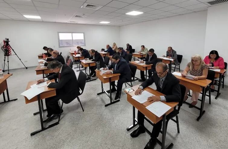 Los postulantes para ministro de la Corte Suprema de Justicia (CSJ) durante el examen de conocimientos generales y específicos.