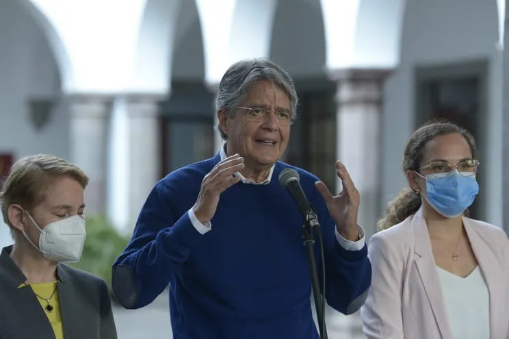 El presidente de Ecuador, Guillermo Lasso (C), durante una reciente conferencia de prensa en Quito. (RODRIGO BUENDIA/AFP)