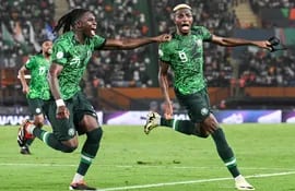 Víctor Osimhen (d) celebra el segundo gol para Nigeria, que luego fue anulado por el VAR, en la victoria 1-0 de las Súper Águilas ante la selección de Angola.