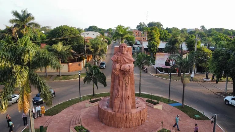 El monumento a Fray Luis Bolaños en la entrada de la ciudad de Caazapá.