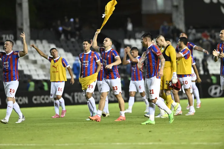 Los jugadores de Cerro Porteño festejan el triunfo contra Libertad por la fecha 16 del torneo Apertura 2024 del fútbol paraguayo en el estadio La Huerta, en Asunción.