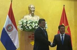 El ministro de Industria y Comercio de Paraguay, Javier Giménez, con su par de Vietnam, Nguyen Hong Dien, durante la primera visita oficial del MIC a esa nación del Sudeste Asiático.