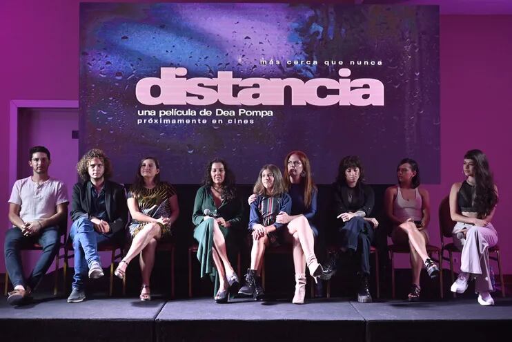 Dea Pompa (de verde) junto al elenco y productores de "Distancia", su primer largometraje de ficción que comenzará a filmarse en Luque.
