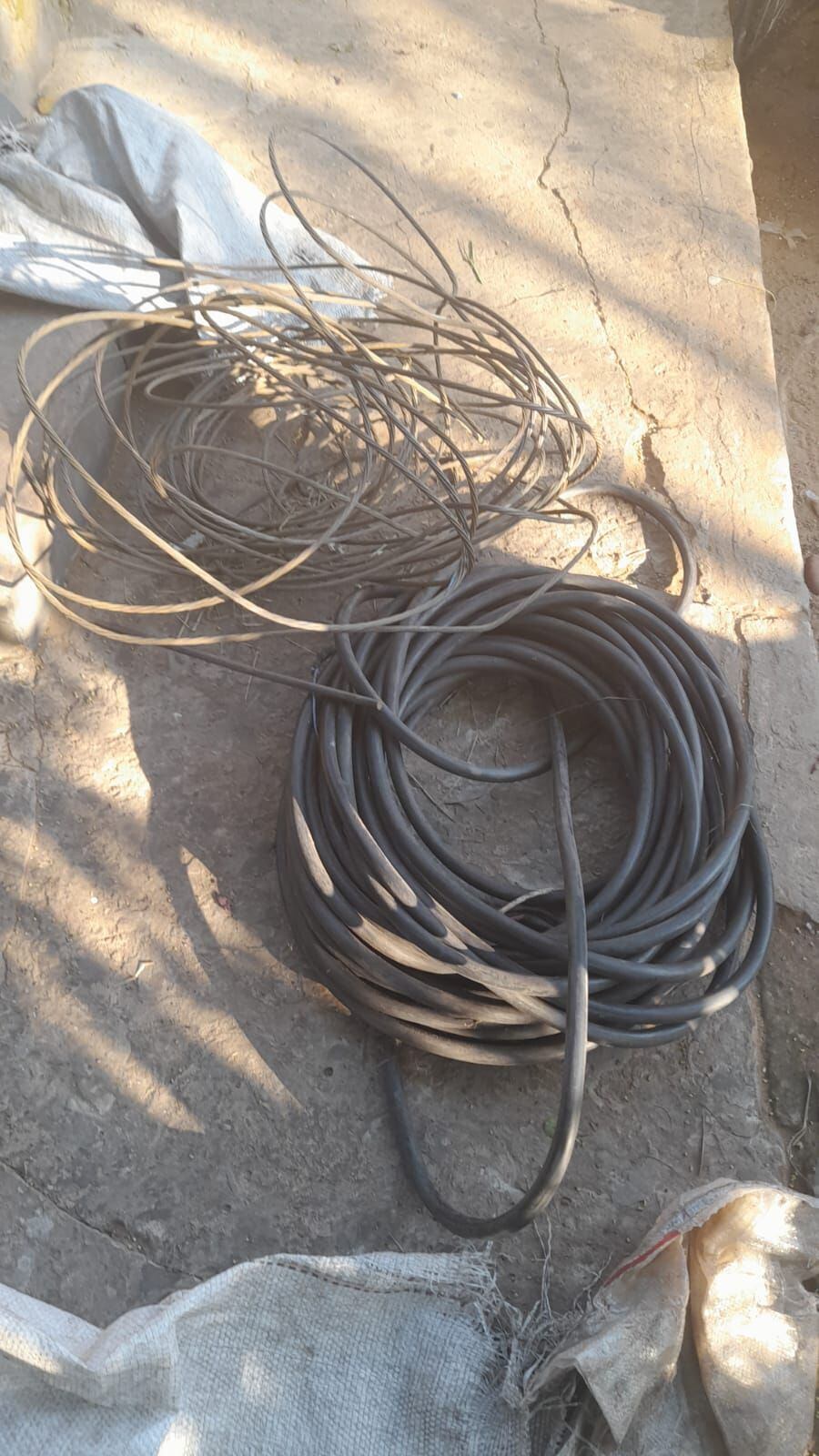 Cables hurtados que fueron recuperados por la Policía.