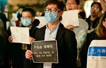 El ministerio británico de Asuntos Exteriores convocó este martes al embajador chino en Londres, Zheng Zeguang, para expresar la protesta del Gobierno por el arresto y la agresión de un periodista de la cadena BBC mientras cubría las protestas en Shanghái, informaron fuentes oficiales del Reino Unido.
