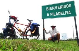 Mark Wallis, cicloturista británico y activo miembro de Warmshowers, a su paso por Filadelfia, Chaco paraguayo.