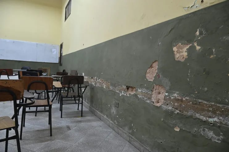 La pared de una de las aulas del histórico colegio Asunción Escalada, afectada por la humedad, requiere de urgente reparación.