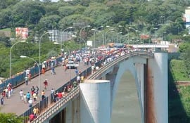 vista-del-puente-de-la-amistad-que-une-ciudad-del-este-con-foz-de-yguazu--75545000000-556958.jpg