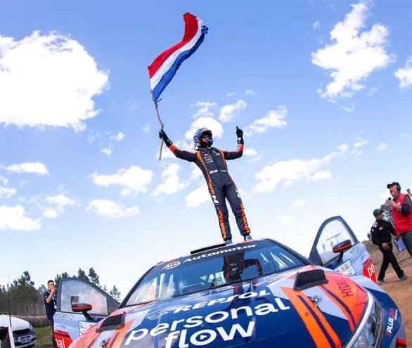 El piloto paraguayo Fabrizio Zaldívar celebra la conquista del Campeonato Sudamericano de Rally 2023.