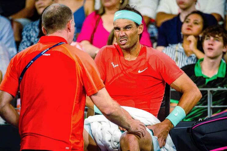 .Con síntomas de dolor, el tenista español Rafael Nadal (37 años) quedó eliminado de Brisbane.