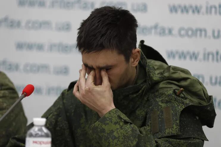 Ucrania emplea tecnología de reconocimiento facial para identificar a los soldados rusos muertos durante la invasión de su territorio, en una aplicación compleja.