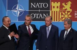 El ministro de exteriores de Turquía, Mevlüt Çavusoglu; el secretario general de la OTAN, Jens Stolteneberg; el presidente turco, Recep Tayyip Erdogan; y el presidente de Finlandia, Sauli Niinisto, tras la firma de un acuerdo para el acceso de los países nórdicos a OTAN.