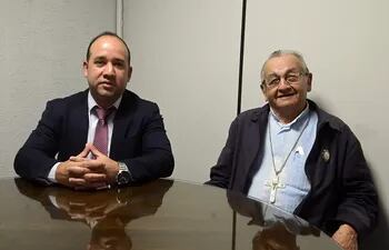 Oliver Narváez (izq.) y el Mons. Mario Melanio, miembro y presidente del Comité de Iglesias.