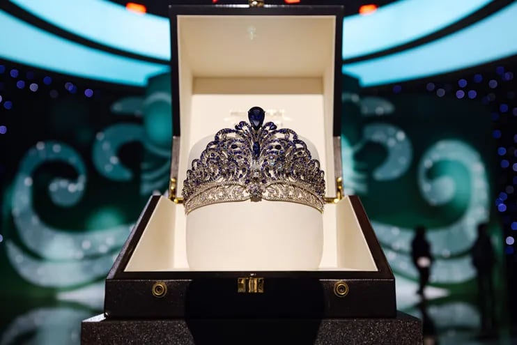 La corona elaborada por la firma Mouawad para Miss Universo durante su presentación hoy, en el Ernest N. Morial Convention Center en Nueva Orleans, Luisiana (EEUU).