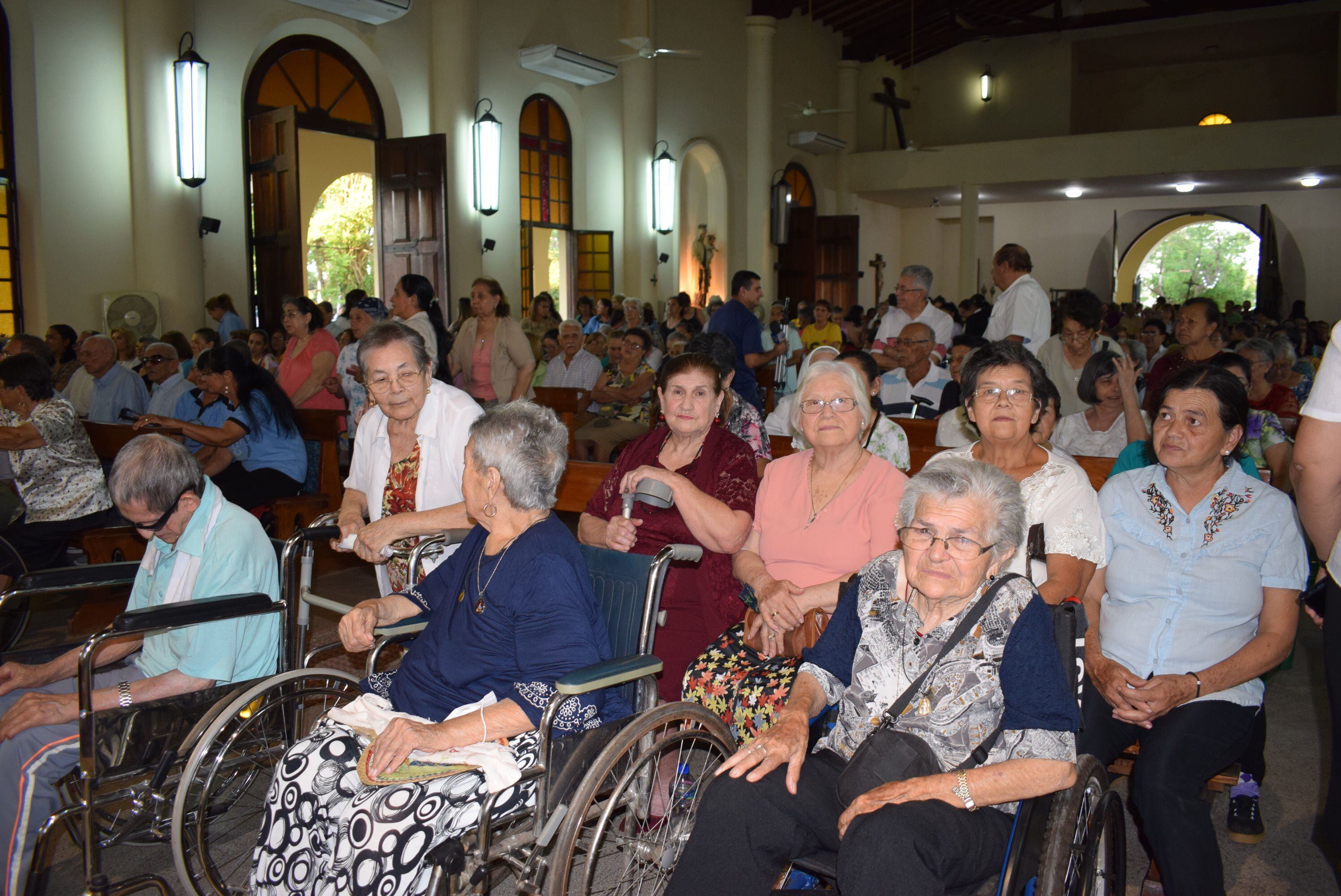 Feligreses de diferentes centros católicos se congregaron hoy para participar de la santa misa celebrada por el Cardenal Adalberto Martínez.
