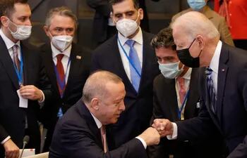 El presidente de EE.UU, Joe Biden  (d) y el gobernante de Turquía, Tayyip Erdogan (i). (Olivier Matthys/POOL/AFP)