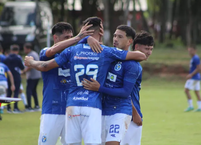 Los jugadores de Sol de América celebran un gol contra Pastoreo FC por la jornada 22 de la División Intermedia en el estadio Municipal de Campo 9, en la ciudad de Juan Eulogio Estigarribia.