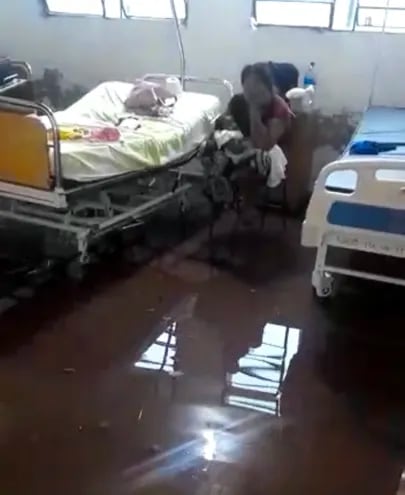 Hospital Regional de Boquerón inundado. Una mujer con su bebé soporta así su internación. (Captura de video).