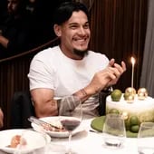 ¡Feliz! El cumpleañero Gustavo Gómez a punto de apagar la velita de la torta de cumpleaños, ante la dulce mirada de su esposa Jazmín Torres.