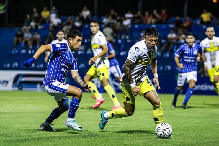 Pedro Delvalle, jugador del Sportivo Trinidense, domina el balón en un partido frente a Sol de América por el torneo Apertura 2024 del fútbol paraguayo en el estadio Luis Alfonso Giagni, en Villa Elisa.