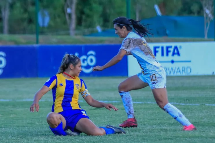 Las capitanas Wilma Espinoza (Guaraní) y Diana Rivarola (Luqueño) en disputa por la posesión del balón