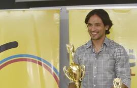 Los trofeos con el “Mejor Futbolista Paraguayo del Año” en poder de quien, sin ninguna duda, fue ampliamente merecedor esta temporada. Roque Santa Cruz, en el Salón “Pablo Medina” de ABC.