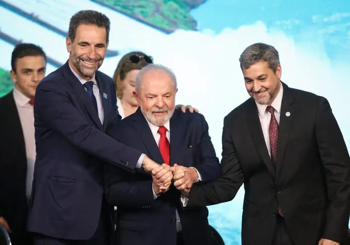 El director brasileño de Itaipú, Enio Verri (i) junto al presidente de Brasil, Luiz Inácio Lula da Silva, y de Paraguay, Mario Abdo Benítez, tras asumir el cargo en la hidroeléctrica.