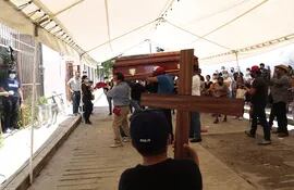 Familiares y amigos asisten al funeral del asesinado periodista mexicano Fredid Román en el municipio de Chilpancingo, estado de Guerrero (México).