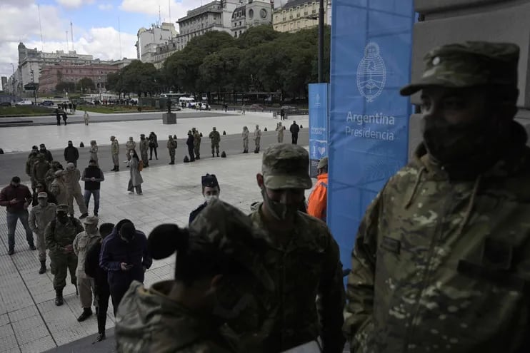 Miembros de las Fuerzas Armadas de Argentina hacen fila para recibir dosis de la vacuna contra la covid-19 en Buenos Aires, el pasado martes.
