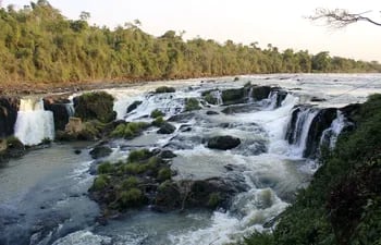 Imponente vista del río Monday a la altura de los saltos homónimos. Los feriados móviles del año 2022 en Paraguay permiten armar fines de semana largos para escapadas del turismo interno.