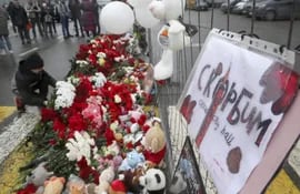 Cientos de flores y peluches están siendo colocados a modo de homenaje, cerca de un cartel "Belgorod llora", frente a la sala de conciertos del Crocus City Hall tras un ataque terrorista en Krasnogorsk, en las afueras de Moscú, Rusia, el 23 de marzo de 2024.