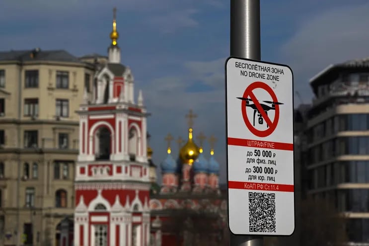 Un cartel advierte que esta zona del centro de Moscú es una zona libre de drones.