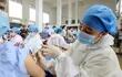 Un trabajador sanitario aplica la vacuna Sinovac Covid-19 contra el coronavirus a un residente de Rongan, en Guangxi, China.