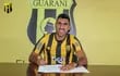 Angel Benítez firmando la extensión de su contrato con Guaraní