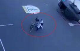En esta captura de vídeo se observa la forma precaria en que se trasladó a uno de los militares heridos tras la caída del helicóptero en Ñu Guasu.