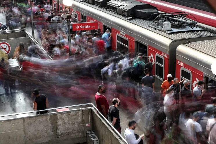 Decenas de pasajeros desembarcan de un tren en la estación Luz, en el centro de Sao Paulo, este miércoles.