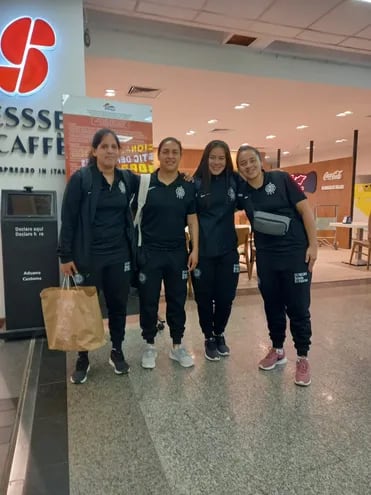 Integrantes del plantel de Olimpia, en la antesala del viaje a Bogotá para la Copa Libertadores Femenina 2023.