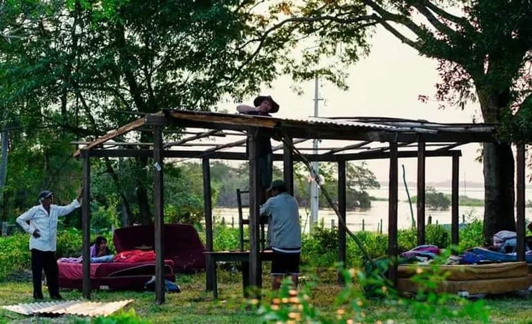 Voluntarios construyen refugio para familias afectadas por crecida del río Tebicuary.