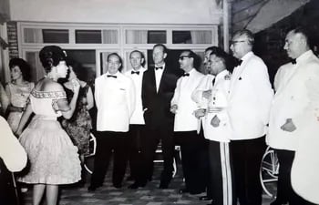 El príncipe Felipe de Edimburgo (con traje negro) en una recepción en Asunción, en 1962.