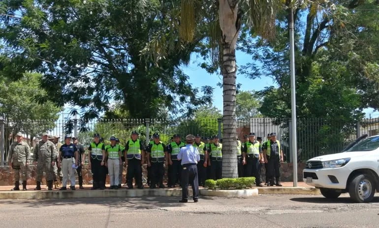 Un grupo de efectivos policiales que ya se encuentran realizando control aleatorio en Carapeguá.