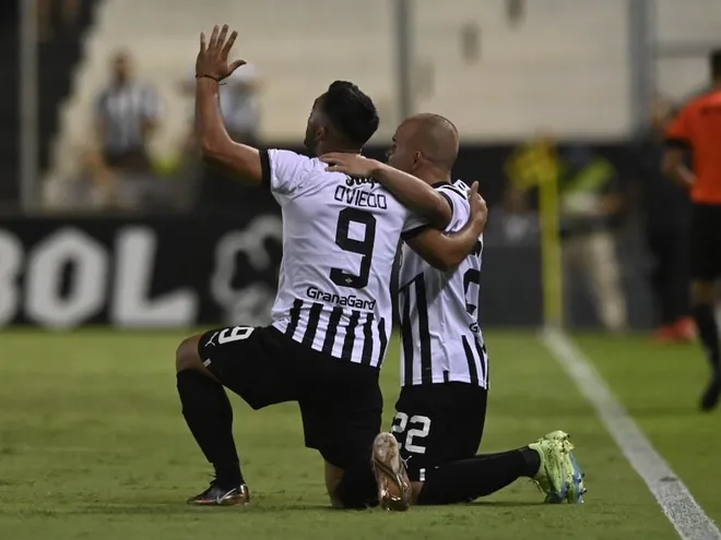 Alfio Oviedo (9) celebra el tanto que convirtió para Libertad en el duelo contra Sportivo Luqueño en La Huerta por la tercera ronda del torneo Apertura 2023 del fútbol paraguayo.