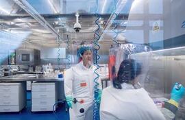 La viróloga  Shi Zhengli (i) trabaja con una colega en el interior del laboratorio P4, en Wuhan, China. (archivo)